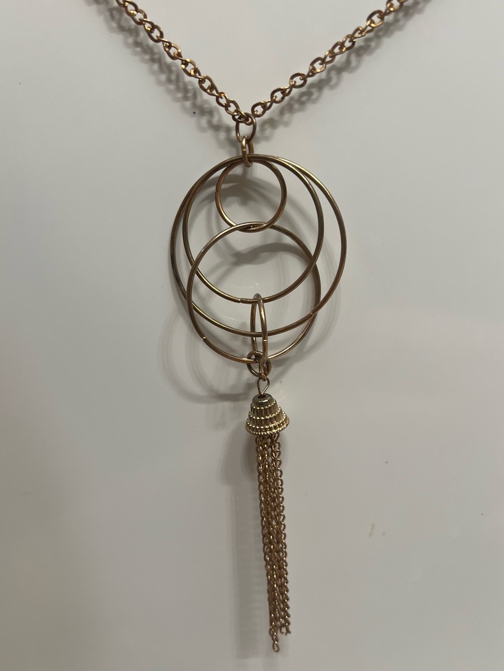 Statement necklace with classic style